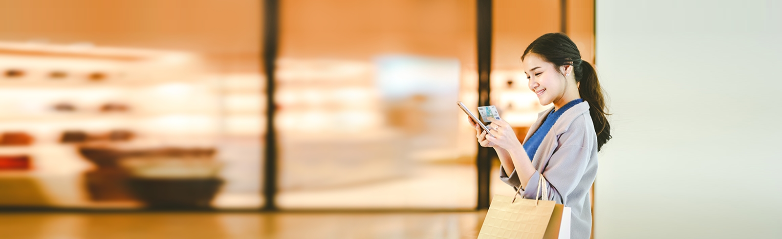 One lady is shopping with smile and taking the SC Smart Card