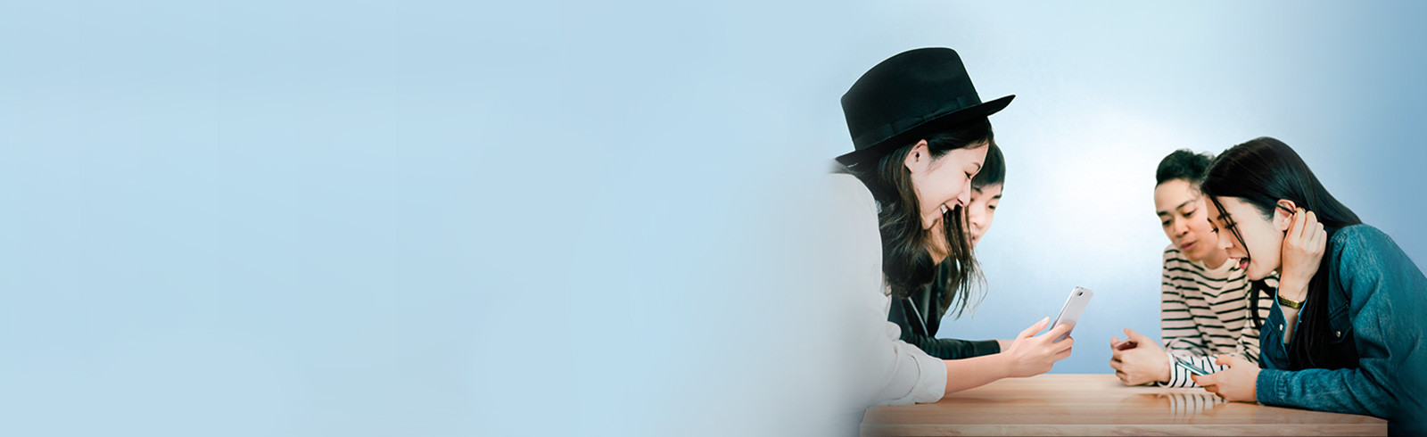 一群年輕人透過手機使用銀行服務