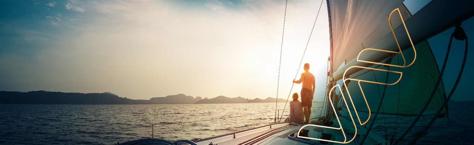 一對情侶在帆船上觀看日落