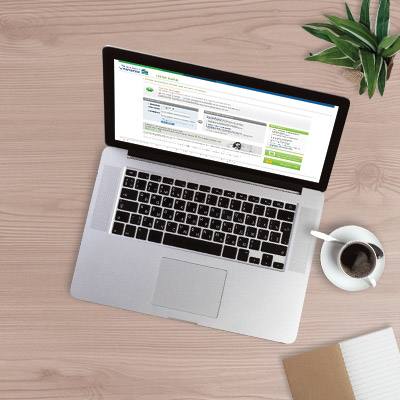 手提電腦顯示著網上銀行的頁面,旁邊擺著咖啡