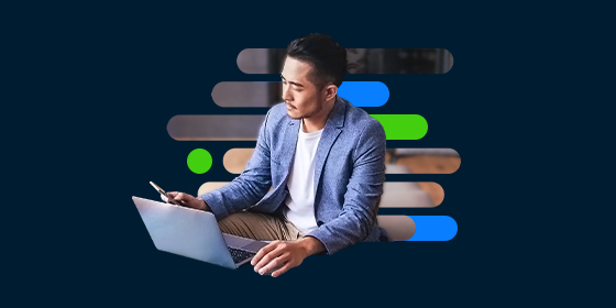 一名男士正在使用他的電腦和手機