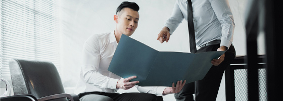 两位男士搬着訣划書問讀結說