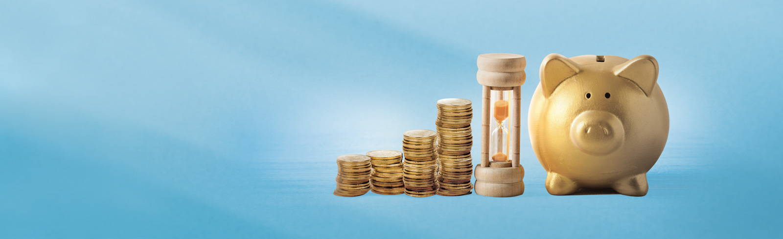 幾疊金幣,沙漏及一隻金色豬型儲蓄箱