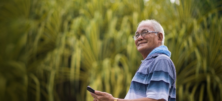 一個老伯正遠望他方 用於SC Wealth Select