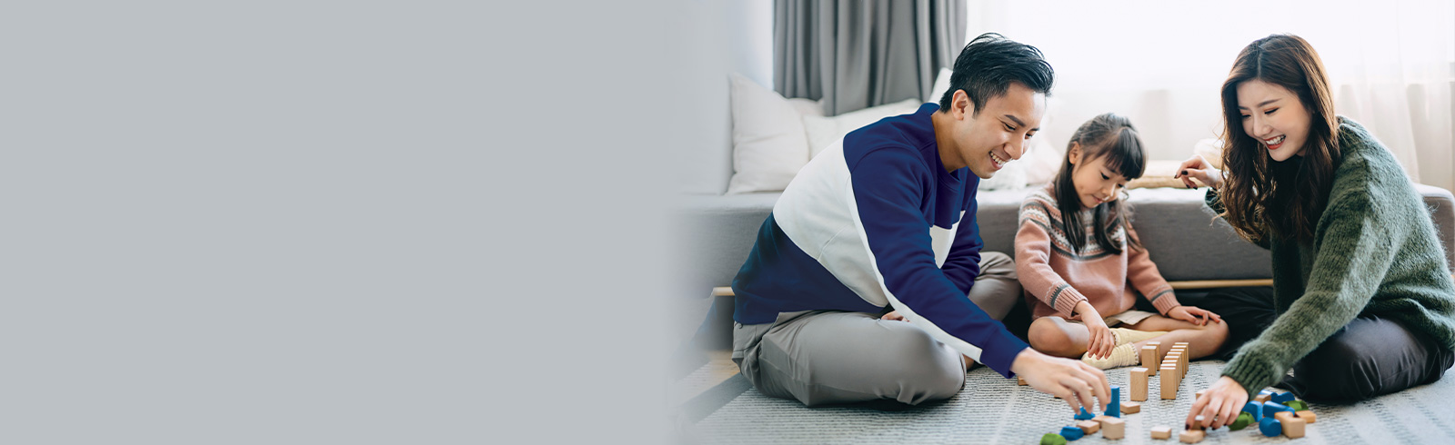 一家人正在玩積木